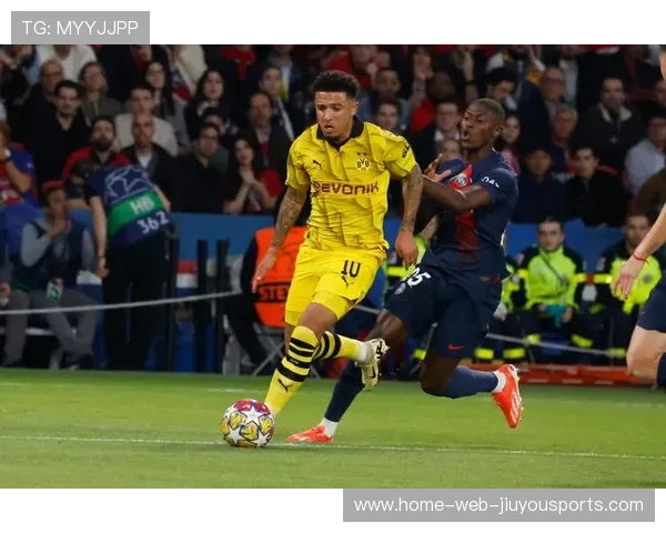 球员在欧冠中突破防守挣脱束缚获得空间并得分,欧冠足球运动员 球员在欧冠中突破防守挣脱束缚获得空间并得分,欧冠足球运动员